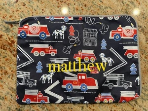 Bolsa de almacenamiento de equipaje Pottery Barn Kids húmedo/seco azul marino camiones de bomberos “Matthew” - Imagen 1 de 11