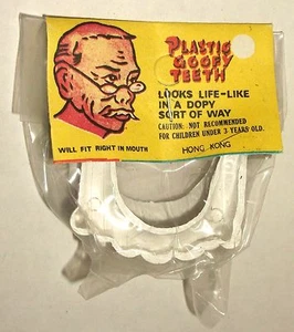 KUNSTSTOFF DOOFE ZÄHNE 70er KOPFKARTE VAMPIRZÄHNE Monster Spielzeug LOT OF 50 NOS - Bild 1 von 4