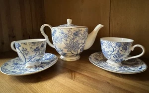 Tetera de porcelana floral azul y blanca Grace Teaware Y 2 tazas y platillos ~ NUEVA - Imagen 1 de 11