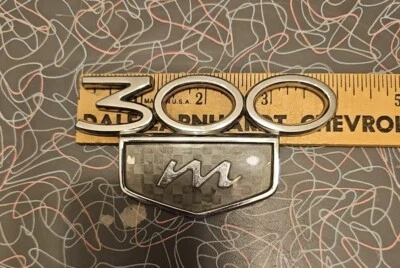 Chrysler 300M 300 M 1999-04 OEM cromado de fábrica emblema de maletero trasero insignia logotipo original Foto 1 de 4