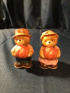 Vintage Bär hält einen Kürbis Salz & Pfefferstreuer - Bild 1 von 2
