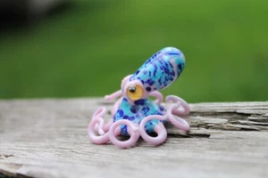 Estatuilla de pulpo de vidrio hecha a mano - Animal de murano azul y rosa - Mar miniatura - Imagen 1 de 8