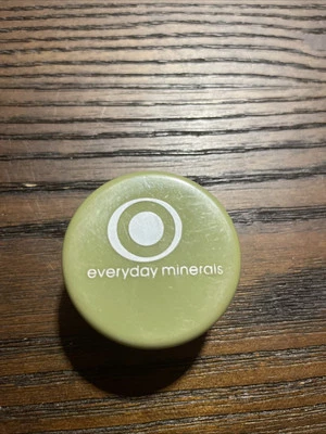 Base semi mate Everyday Minerals tono “bronceado con mantequilla” 4 gramos Foto 1 de 3