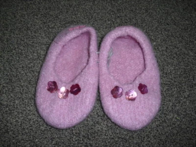 Hausschuhe gefilzt ca. Gr. 33, 21cm rosa/Perlmuttknöpfe Handarbeit Unikat !!! - Bild 1 von 3