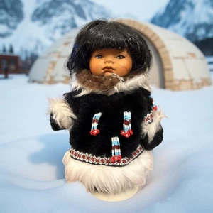 Vintage Alaskan Eskimo Puppe 9 Zoll Mädchen Echtfell Parka Hoodie Stiefel Alaska mit Ständer - Bild 1 von 7