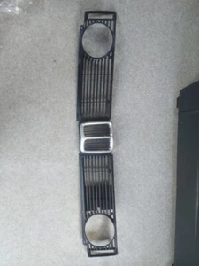 1834760 18819361872047 1834759 Set of front Europe grilles with chrome nostrils - Picture 1 of 12