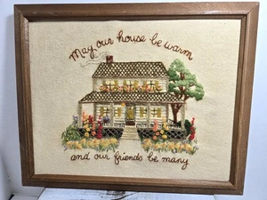 HANDARBEIT BESTICKT "MÖGE UNSER HAUS WARM SEIN & UNSERE FREUNDE VIELE GERAHMT 16X12 - Bild 1 von 2