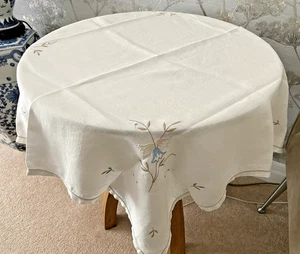 VINTAGE OFF WHITE FINE LINEN SMALL TABLECLOTH~FLORAL EMBROIDERY 32" x 32" - Picture 1 of 2