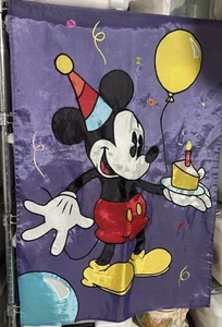 De Colección Mickey & Co. Gran Bandera Decorativa Feliz Cumpleaños Mickey Bordada 28"x40" - Imagen 1 de 2