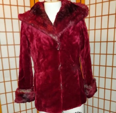 Abrigo para mujer Terry Lewis Classic Luxuries piel sintética rojo con capucha XS Foto 1 de 4