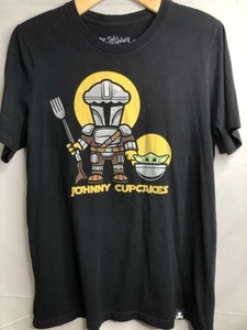 Johnny Cupcakes Mashup Of The Mandalorian And Grogu Herren Größe L Large EUC - Bild 1 von 14