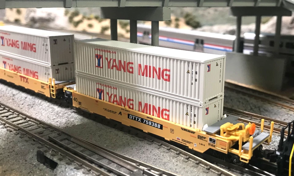 KATO N Scale TTX MAXI-I Gunderson Stack Car w/ 40' Yang Ming Containers 106-6212 - Image 1 of 1