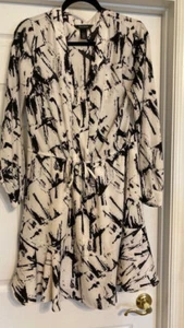 White House Black Market Langarm Kleid Größe 4 V-Ausschnitt weiß/schwarz - Bild 1 von 6