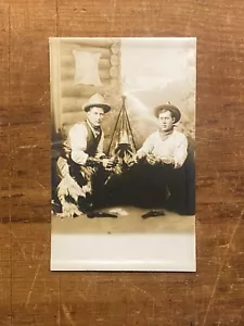Antike/Vtg RPPC Postkarte, Cowboy Männer von Fotostudio Faux Lagerfeuer & Blockhaus - Bild 1 von 3