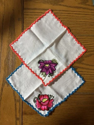 Par de pañuelos bordados para damas en muy buen estado, flores de loto moradas y rosas Foto 1 de 4