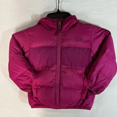 Chaqueta acolchada con capucha reversible rosa magenta The North Face 550 para niñas talla 2T Foto 1 de 4
