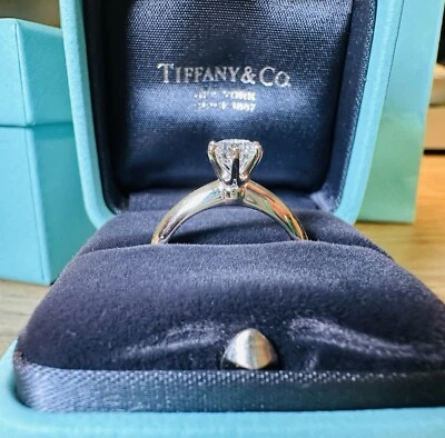 Tiffany & Co. Anillo de compromiso .69 F VS2 redondo solitario platino talla 6 Foto 1 de 4