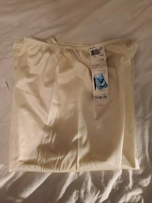 Falda De Colección VANITY FAIR Pequeña Sin Mangas Crema Nylon Talla 3X Plus Borde de Encaje C Brillante Foto 1 de 2