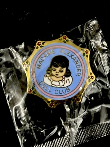 Sealed Madame Alexander Doll Collectors Club Gold Tone Lapel Pin Vintage - Picture 1 of 10