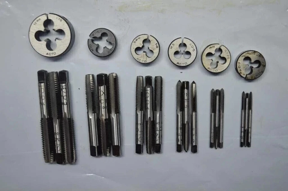 CONJUNTO DE TORNEIRAS MÉTRICAS MM AÇO CARBONO M3 M4 M5 M6 M8 M10 M12-6 TAMANHO TORNEIRAS E MATRIZES - Imagem 1 de 1