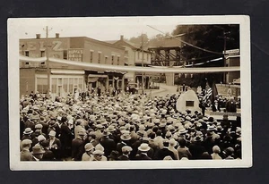 Postal c1918 RPPC, gran multitud, farmacia Hoffa's, tranvía, tren - Imagen 1 de 2