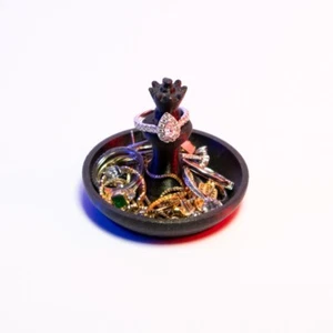 The Queen Chess Piece Ring Holder Elegant Jewelry Organizer Chess-Inspired - Bild 1 von 4