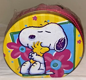 2021 Snoopy & Woodstock Tin Carrying Case with 3 oz. Chocolate Chip Cookies - Picture 1 of 6