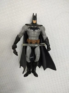 Mattel DC Comics Multiverse Batman Arkham City Batsuit 3 3/4" Variante? Figur - Bild 1 von 2