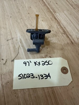 KAWASAKI 51023-1334 KX125/KX250 1992-1998 Válvula de llave de combustible Válvula de tanque Foto 1 de 4