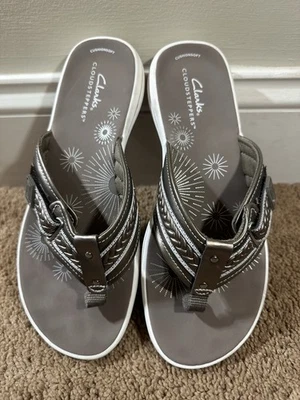 Sandalia chanclas Clarks Cloudsteppers Breezey Sun para mujer talla 7 estaño Foto 1 de 4