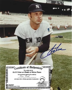 TOM TRESH AUTOGRAPH Signed 8 x 10 PHOTOGRAPH NEW YORK YANKEES KNEELING - Picture 1 of 1