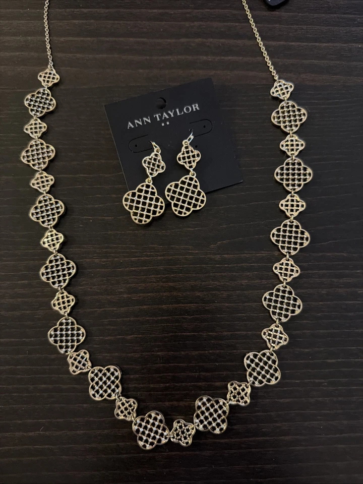 NUEVO conjunto de pendientes y collar dorado Ann Taylor precio de venta sugerido por el fabricante 70 $ Foto 1 de 1