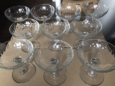 10 ANCIENNES COUPES À CHAMPAGNE EN VERRE TAILLE GRAIN DE RIZ - Photo 1/4