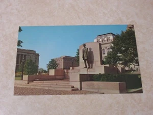 UNUSED POSTCARD - ABRAHAM LINCOLN STATUE AT THE STATE CAPITOL - SPRINGFIELD, IL - Picture 1 of 2