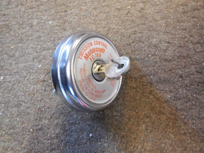 Nuevo de Lote Antiguo Ford Thunderbird Galaxie Torino Tapa de Gas Bloqueo D5AZ-9030-A Foto 1 de 3