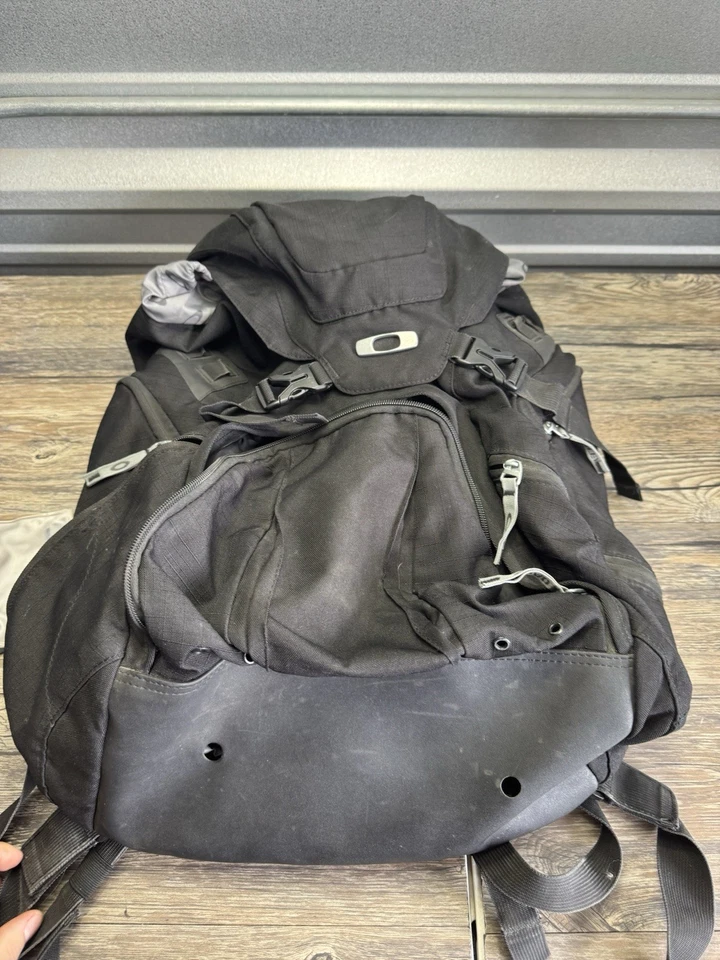 Mochila táctica Oakley Surf Pack de colección para exteriores grande negra portátil Foto 1 de 4