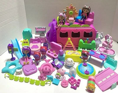 Lote de muebles y figuras para casa de muñecas Gabby’s paquete-45 piezas+ Foto 1 de 4