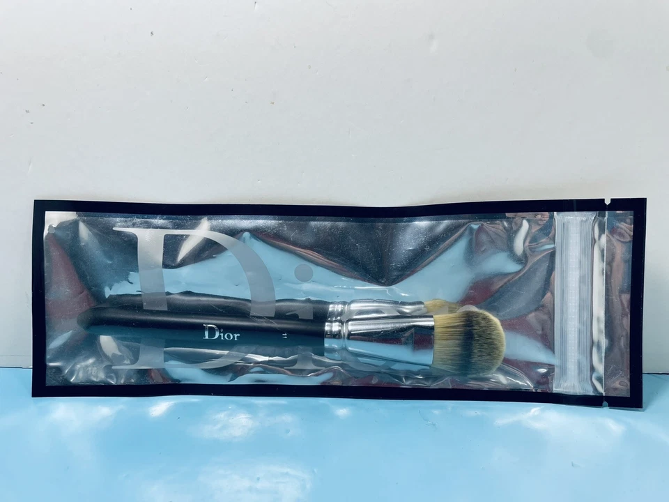 CHRISTIAN DIOR -DIOR BACKSTAGE -LIGHT COVERAGE FLUID FOUNDATION BRUSH 11 -SEALED - Image 1 of 1