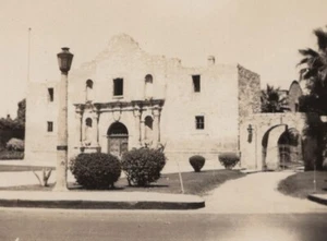 1938 Historic Building Well-Manicured Landscaping Significant Landmark Portrait - Picture 1 of 3