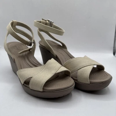 Sandalias Crocs para mujer 8 Leigh II correas cruzadas al tobillo tacón de cuña tela beige Foto 1 de 4