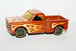 Hot Wheels 2001 PERSONALIZZATO '69 CHEVY STEPSIDE ~ Arancione metallizzato con fiamme  - Foto 1 di 6