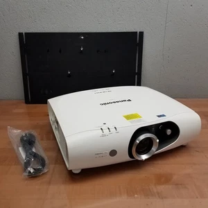 Proyector Panasonic PT-RW330U DLP, RW 330 WXGA, 100-240V, 5.2-2.0A, 50/60Hz - Imagen 1 de 11