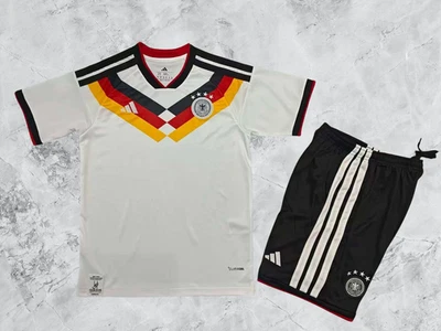 Немецкий детский футбольный комплект — красный домашний комплект из джерси и черных шорт — молодежная форма - Изображение 1 из 4