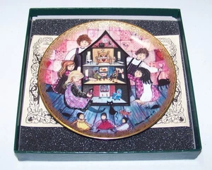 P BUCKLEY MOSS "A Dolls House" TELLER, mit Box 2566/5000 Collectors Edition - Bild 1 von 5