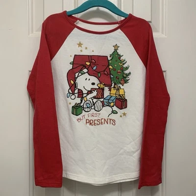 Camisa de Navidad Peanuts Girls Snoopy Talla 6 “Pero los primeros regalos” Manga Raglán Foto 1 de 4