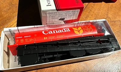 Intermountain HO Kit CPWX-04 Cylindrical Grain 4-Bay Covered Hopper Canada NY - Image 1 of 4