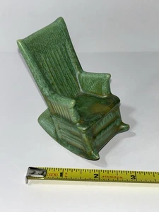 Sedia a dondolo in miniatura in ceramica artistica verde alta 3-1/2" - Foto 1 di 12