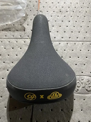 SE BKES X CITY GROUNDS ASIENTO BMX LOGOTIPO AMARILLO PIEL NEGRA LISA Foto 1 de 3