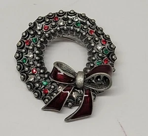 VTG Silver Tone Christmas Wreath Pin Red Bow Brooch Red Green Stones - Picture 1 of 8