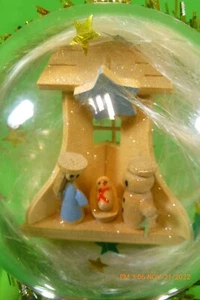 Neu 2024 KRIPPE in klarer Kugel SPIELUHR 4,5" Handarbeit "WEIHNACHTSLIED" - Bild 1 von 10